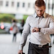 Der Mann im Stress mann-schaut-auf-uhr